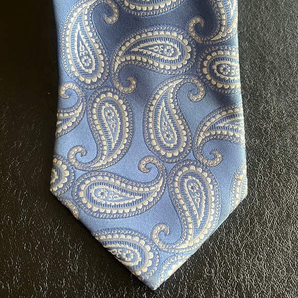 MICHAEL Michael Kors Blue, White & Cream Paisley Silk Tie - Picture 1 of 5
